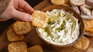 Crackers maison fromage-sésame prêts en 20 minutes : la recette que tout le monde me réclame à l&rsquo;apéro
