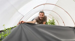 « Je ne désherbe plus jamais mes graviers » : la méthode de paysagiste que tout le monde doit connaître