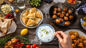 Depuis que j’ai découvert ces 4 recettes d’apéro à la grecque, chips et cacahuètes restent de côté