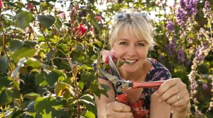 Tailler en août fait refleurir vos plantes : le geste simple à faire maintenant au jardin