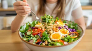 Selon un médecin, ces 3 ingrédients transforment une salade en repas complet, sans aucune fringale
